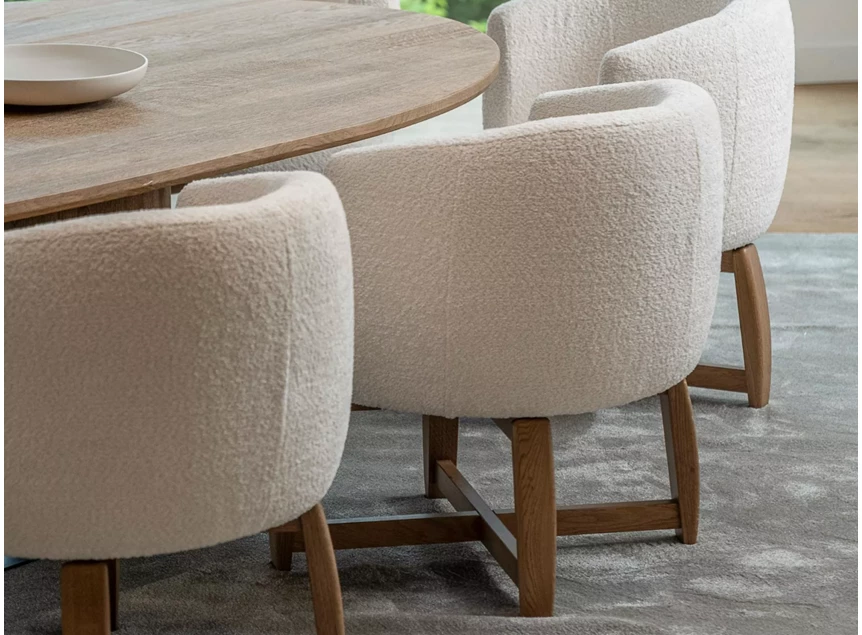 Draaibaar Low Dining Chair Chabby stof beige houten poot Passe Partout