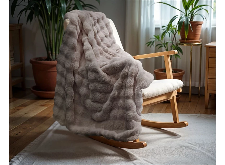 Pom rabbit fur plaid- taupe/rose- 150*200- sfeerbeeld