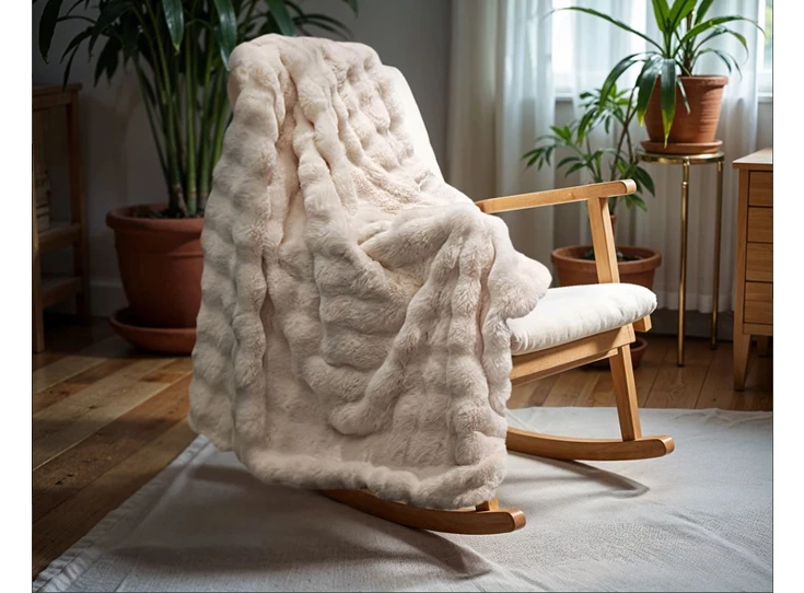 Pom rabbit fur plaid- zand- 150*200- sfeerbeeld