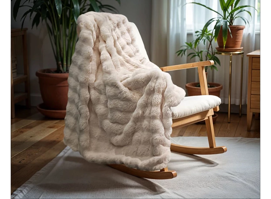 Pom rabbit fur plaid- zand- 150*200- sfeerbeeld