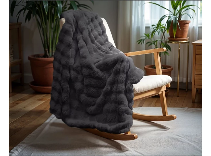 Pom rabbit fur plaid- antraciet- 150*200- sfeerbeeld