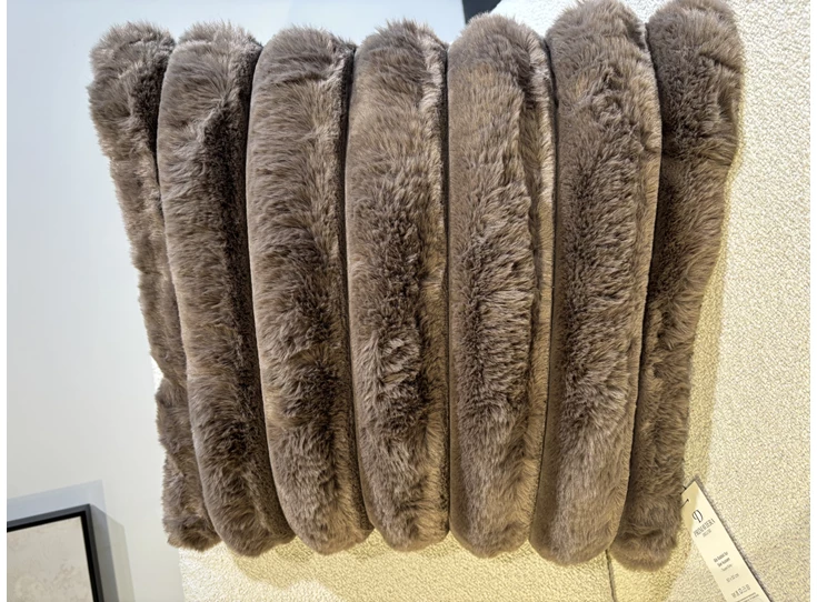 Rib rabbit fur sierkussen- taupe/grijs- 50*50- schuin