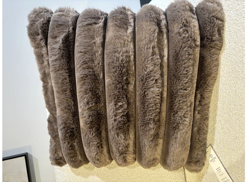 Rib rabbit fur sierkussen- taupe/grijs- 50*50- schuin