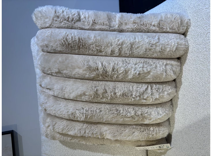 Rib rabbit fur sierkussen- zand- 50*50- schuin