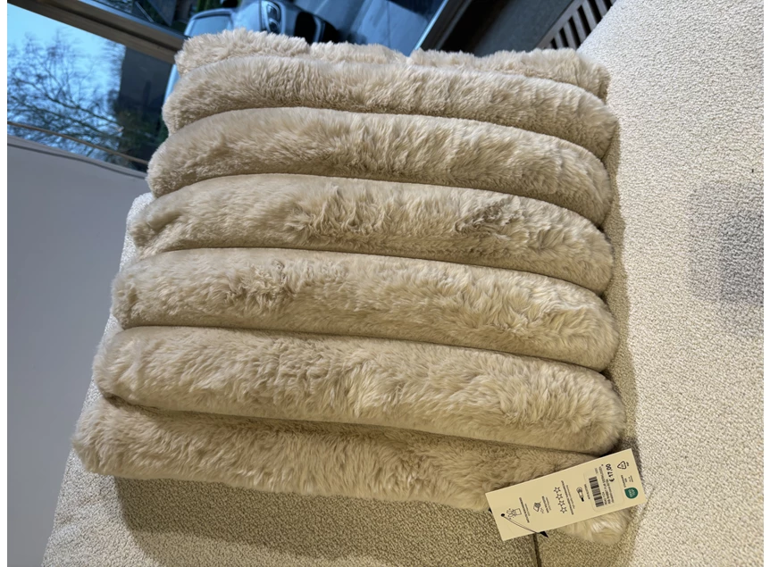Rib rabbit fur sierkussen- zand- 50*50- andere schuin