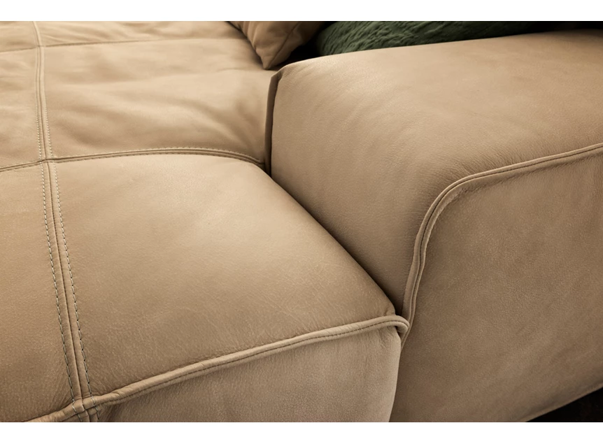 Detail Salon Colosseo met longchair leder zand Designwerk