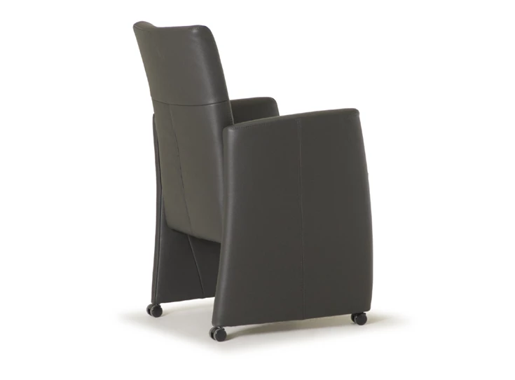Achterkant Armstoel Evi leder zwart op wielen De Toekomst