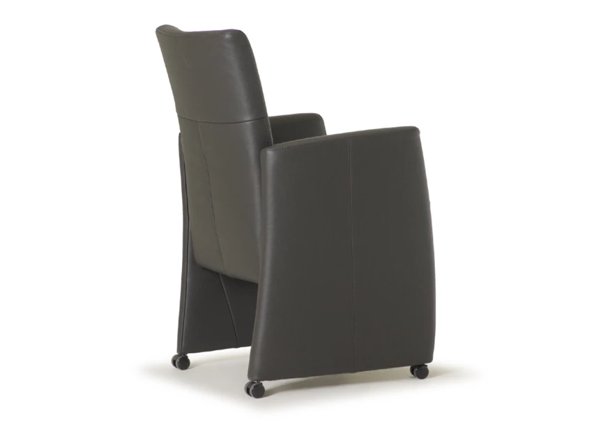 Achterkant Armstoel Evi leder zwart op wielen De Toekomst