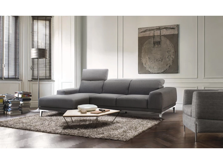 Sfeerfoto Salon Borghese V826 met longchair stof metalen onderstel Natuzzi Italia