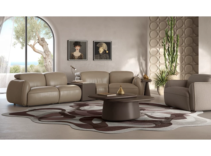 Sfeerfoto Salon Mindful 3289 met bijzettafels leder zandkleur Natuzzi Italia