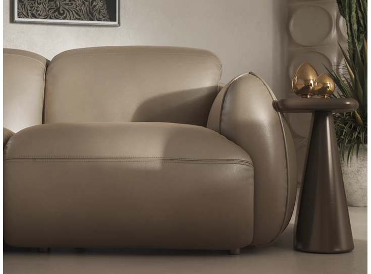 Front detail Salon Mindful 3289 met bijzettafels leder zandkleur Natuzzi Italia