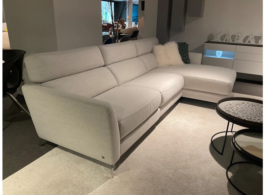 Zijkant Salon Stan 3035 met longchair en relax stof wit Natuzzi Italia