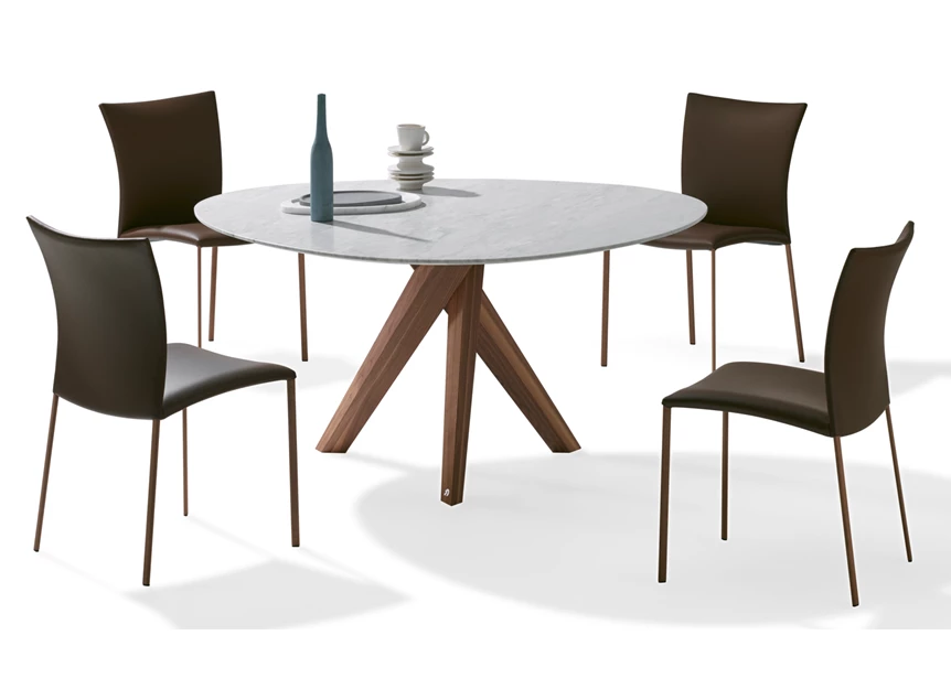 Sfeerfoto Eettafel Trilope 1540 stone calacatta organisch natuursteen poot noot Draenert