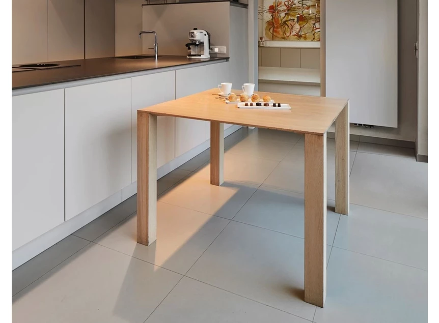 Sfeerfoto Eettafel Squat vierkant massief hout eik naturel op maat Diadesi