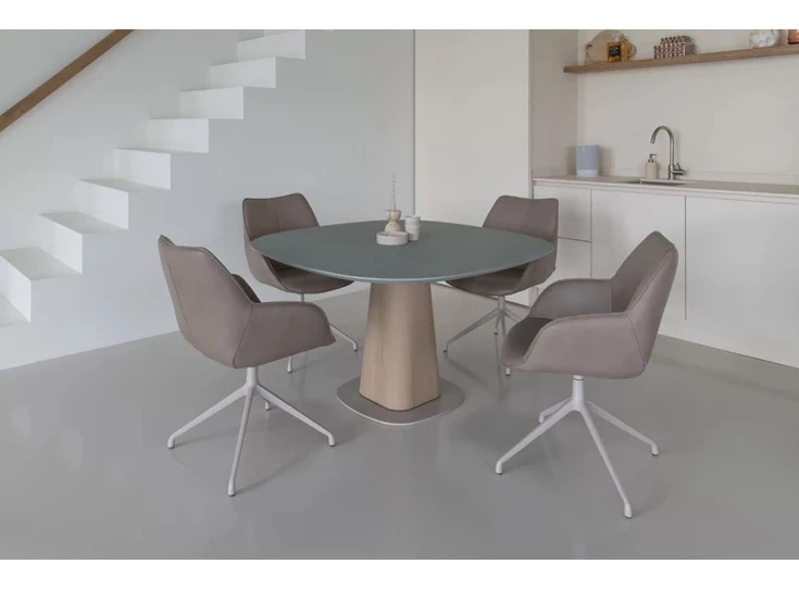 Sfeerfoto Eettafel Storq vierkant afgerond centrale poot Bree's New World