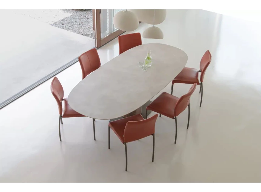 Bovenkant met stoel Amore Eettafel Storq superellips centrale poot Bree's New World