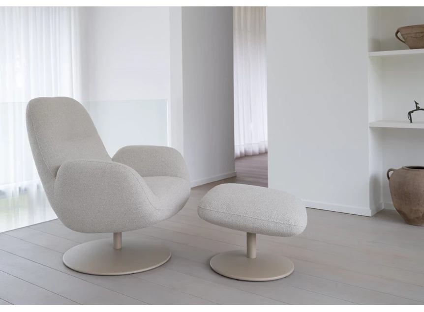 Zijkant Bijzetzetel Noor stof beige schotelvoet Moome by Indera