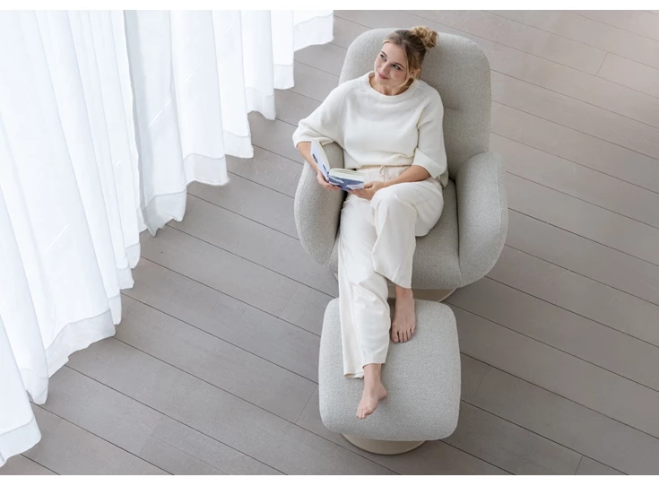 Bijzetzetel Noor met voetenbank stof beige schotelvoet Moome by Indera