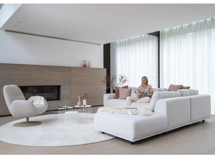 Sfeerfoto Bijzetzetel Noor stof beige schotelvoet Moome by Indera