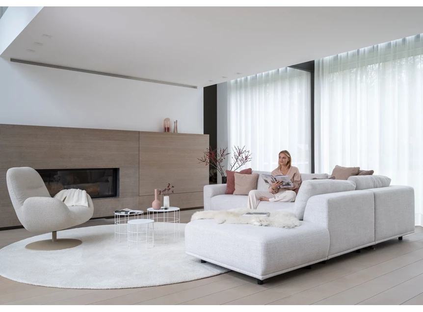 Sfeerfoto Bijzetzetel Noor stof beige schotelvoet Moome by Indera