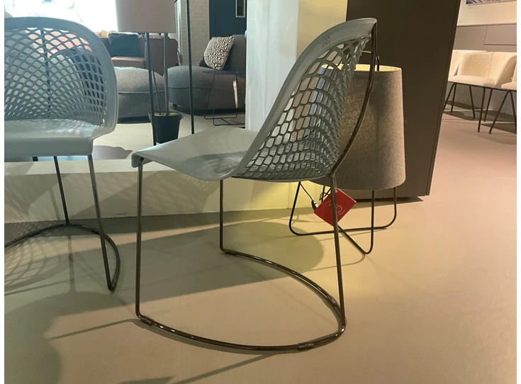 Zijkant Stoelen Guapa leder licht blauw MIDJ