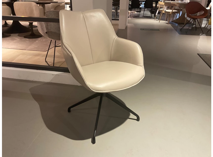 Armstoelen Kiq leder kiezel zand Bree's New World