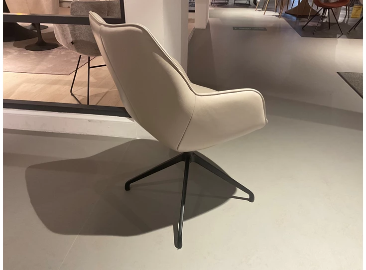 Zijkant Armstoelen Kiq leder kiezel zand Bree's New World