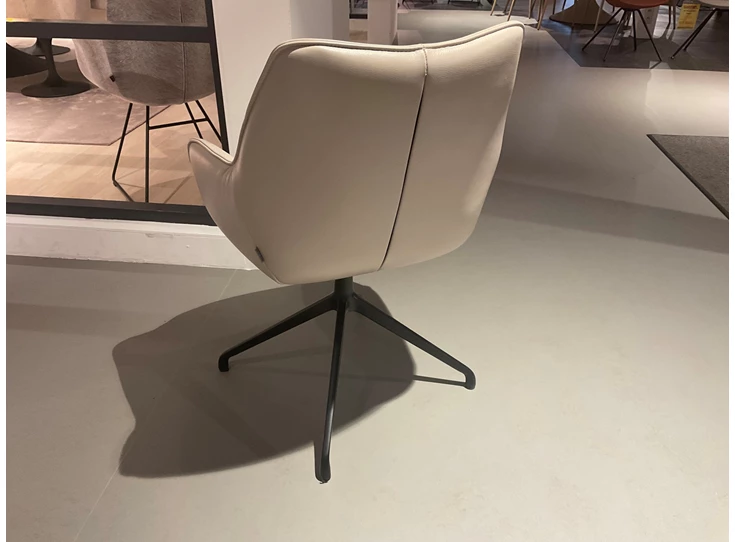 Achterkant Armstoelen Kiq leder kiezel zand Bree's New World