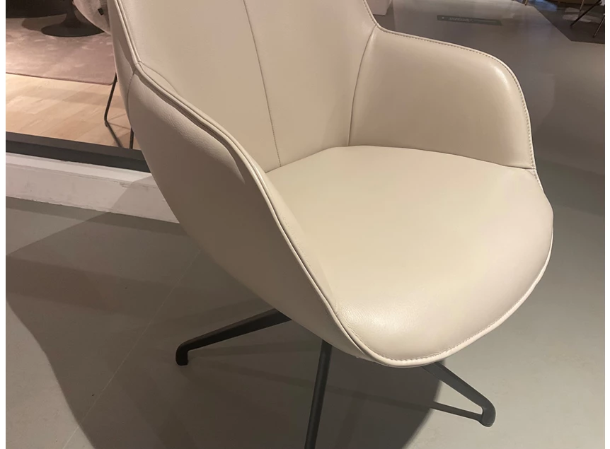 Detail Armstoelen Kiq leder kiezel zand Bree's New World