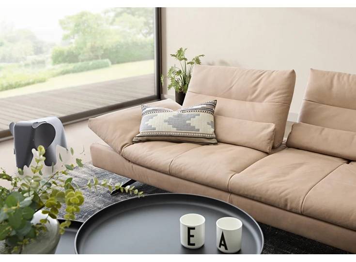 Zijkant Ottoman Seventy5 leder taupe Willi Schillig