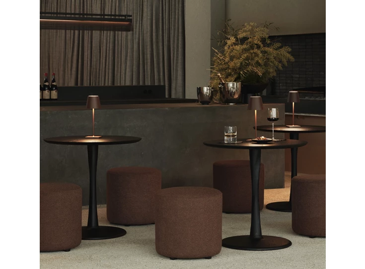 Sfeerfoto Lage eettafel Oak Tosion Black Low Dining Table 50037 Ethnicraft