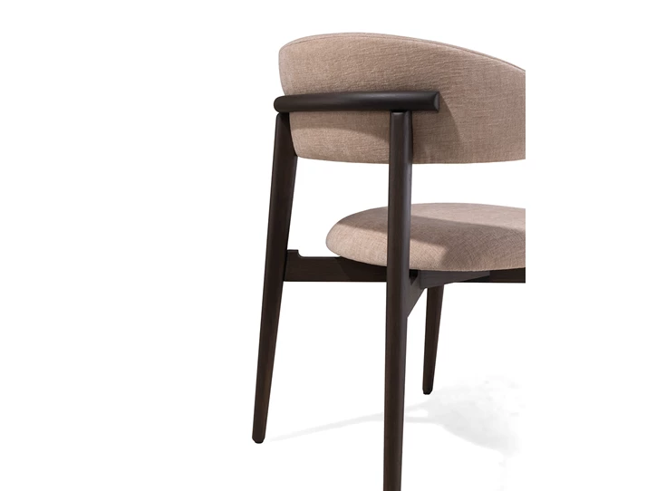 Detail Armstoel Isu donker eik hout Crest Tables to Love Karat