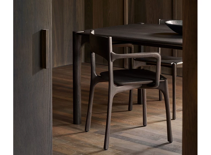 Sfeerfoto Armstoel Teak Pi Dark Brown Dining Chair with armrest 11575 Ethnicraft