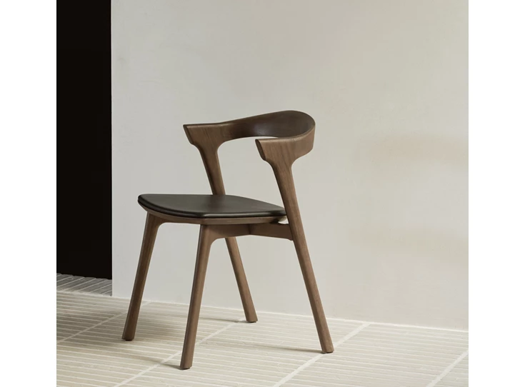 Sfeerfoto Armstoel Teak Bok Brown Dining Chair Black Leather 10685 Ethnicraft