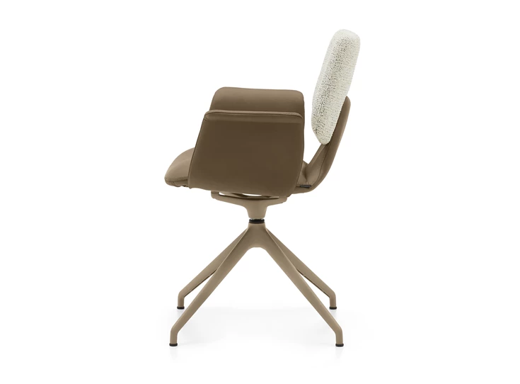 Zijkant Armstoel Nerina NE 2369 leder zand statiefonderstel schuin Musterring