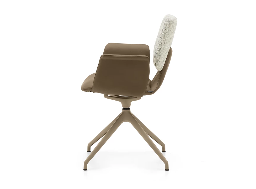 Zijkant Armstoel Nerina NE 2369 leder zand statiefonderstel schuin Musterring