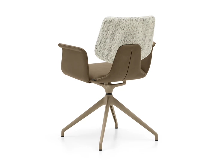 Achterkant Armstoel Nerina NE 2369 leder zand statiefonderstel schuin Musterring