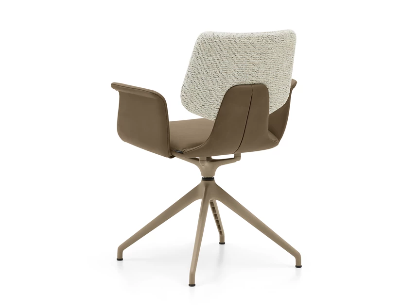 Achterkant Armstoel Nerina NE 2369 leder zand statiefonderstel schuin Musterring