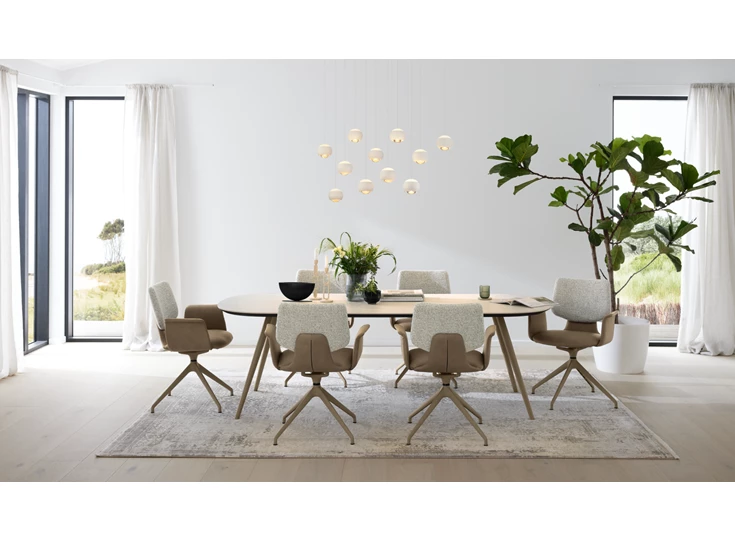 Sfeerfoto Armstoel Nerina NE 2369 leder zand statiefonderstel schuin Musterring