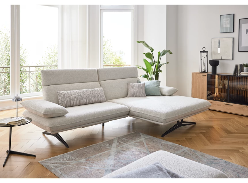 Sfeerfoto Zetel MR 455 met longchair stof wit Koinor Musterring