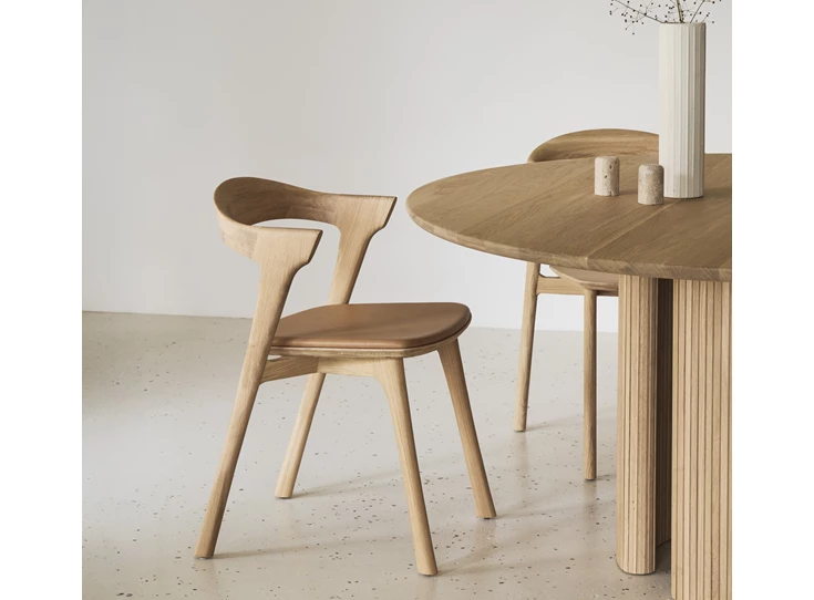 Sfeerfoto Armstoel Oak Bok Dining Chair Sienna Leather 51483 Ethnicraft