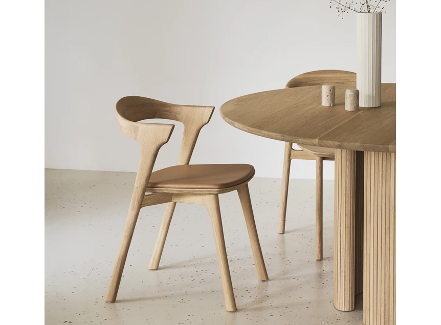 Sfeerfoto Armstoel Oak Bok Dining Chair Sienna Leather 51483 Ethnicraft