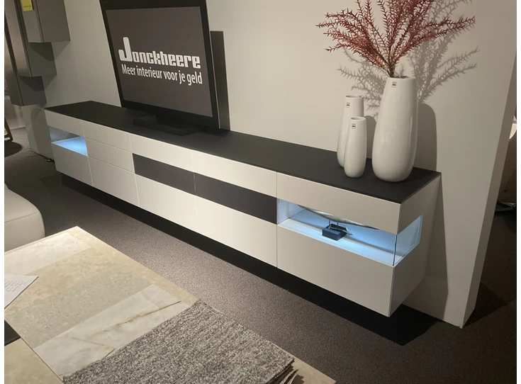 Zijkant Tv-kast TV300-8 matte lak wit hangend Karat