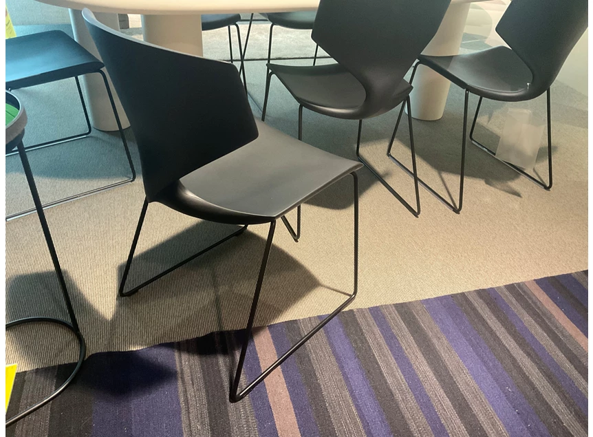 Zijkant Stoelen Quo Black sledepoot Tonon