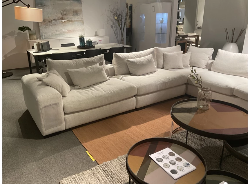 Zijkant Salon Samanta stof greige Easy Sofa