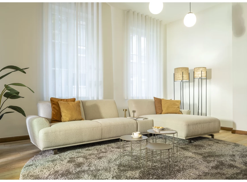 Sfeerfoto Salon Milou met longchair en tussentafel stof beige Moome by Indera