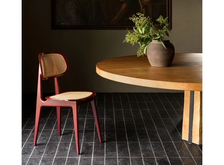 Sfeerfoto Eetkamerstoel Titus Dining Chair Burgundy Beech Cane Seat Vincent Sheppard