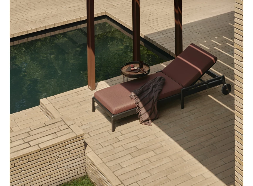 Sfeerfoto Ligzetel Teak Jack Outdoor Lounger Burgundy 10344 Ethnicraft