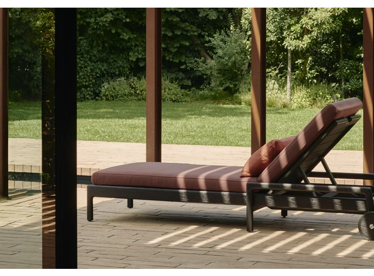 Zijkant sfeerfoto Ligzetel Teak Jack Outdoor Lounger Burgundy fabric 10344 Ethnicraft