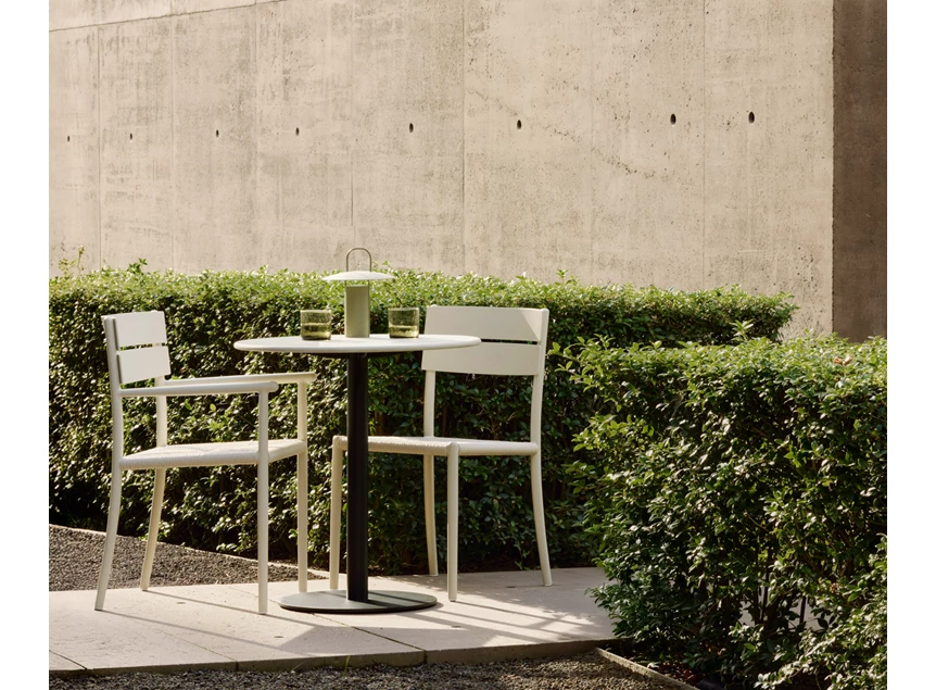 Sfeerfoto Bistrotafel Blend Outdoor Dining Table Concrete Light Grey 60141 Ethnicraft